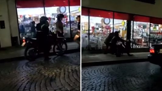Video: inspector de tránsito intentó atropellar y luego golpeó al conductor de un auto mal estacionado