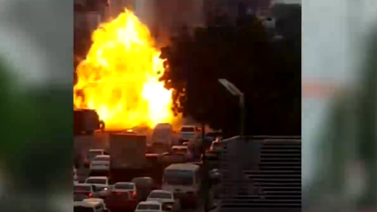 Impresionante explosión de un auto a metros de los bomberos