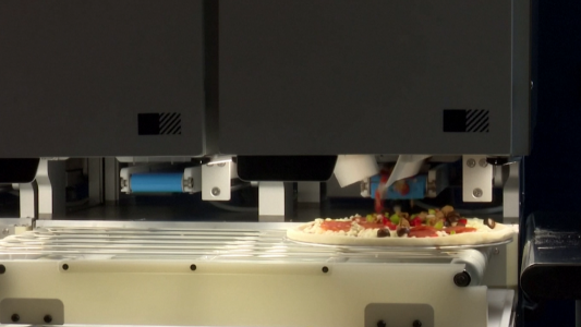 Empezó a trabajar el robot que prepara 300 pizzas por hora