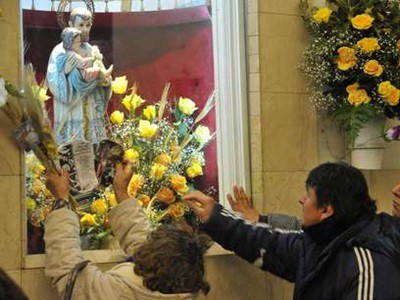 Comenzó el desfile de fieles frente a la imagen de San Cayetano