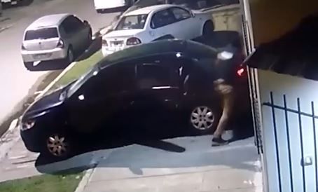 Vestidos de policías robaron una casa de Los Hornos
