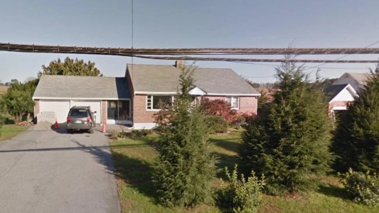 Mujer volvió a su casa y encontró a los hijos colgados en el sótano