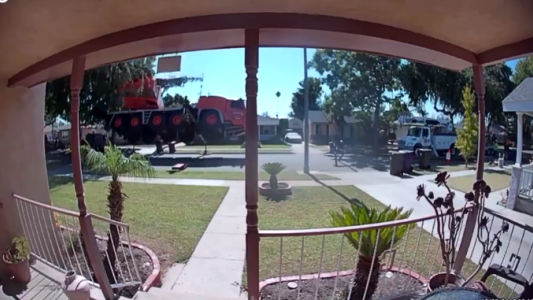 El momento en que una grúa se derrumba sobre una casa