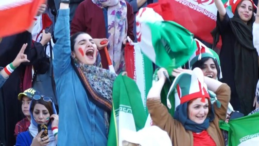 Mujeres iraníes asisten a un estadio de fútbol tras 40 años de prohibición
