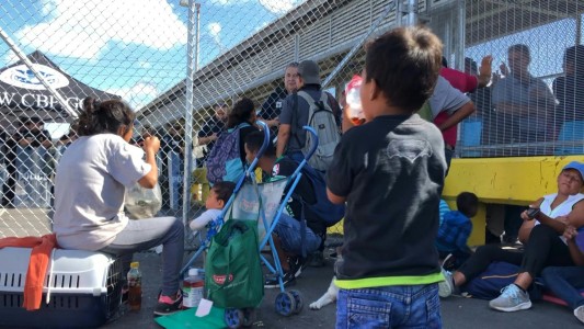 Migrantes bloquean puente entre México y EEUU