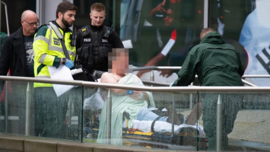 Hombre apuñala cinco personas en un shopping de Manchester