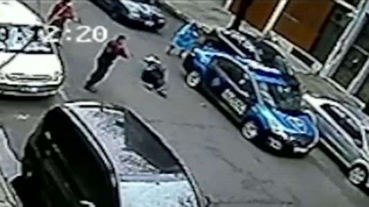 Nuevo video complica a los policías que mataron al hombre que los agredió