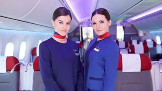 Condenaron a aerolíneas a pagar por los gastos en maquillaje y la manicura de las azafatas