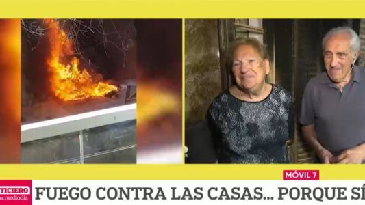 Les tiran colchones prendidos fuego en la puerta a una pareja de ancianos