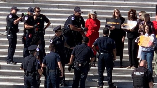 Video: detuvieron a Jane Fonda en una protesta contra el cambio climático