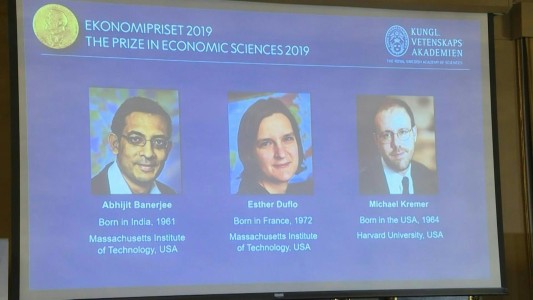 Tres economistas ganan el Premio Nobel por trabajos sobre la pobreza