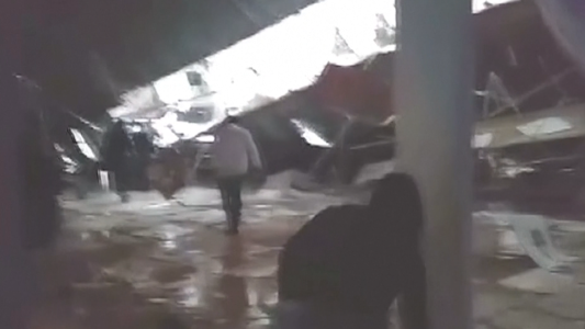 El momento en el que se derrumbó el techo sobre una fiesta