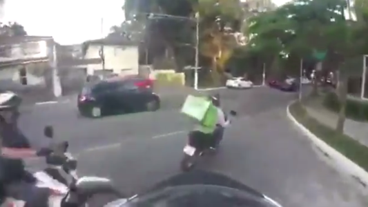 Cinematográfica persecución policial a un repartidor de Uber