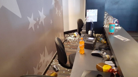 No obtuvieron el 2x1 en el cine y rompieron todo