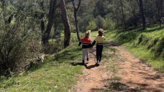 El peligro mortal que se esconde detrás de la foto de estos niños caminando por un bosque