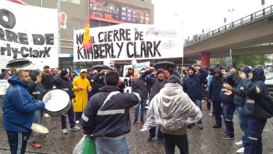 Trabajadores cortaron el Puente Pueyrredón por el cierre de una papelera