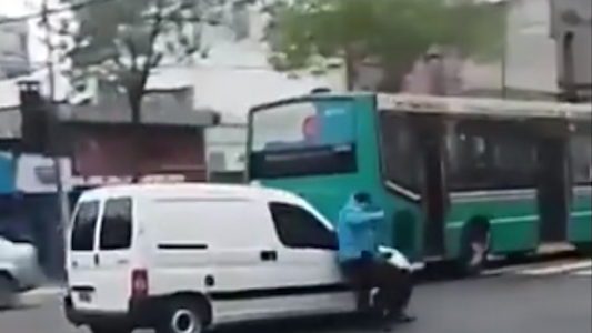 Conductor no para en un control, atropella a un policía y se fuga