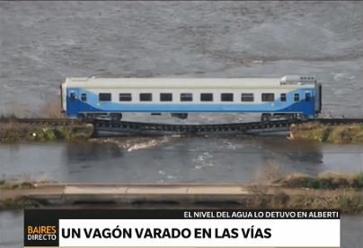 Un vagón varado en vías inundadas