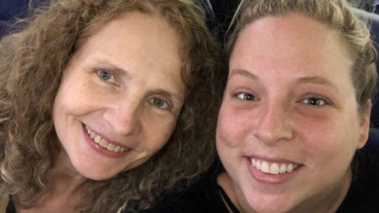 Buscó a su hermana durante años y la encontró en la casa de al lado