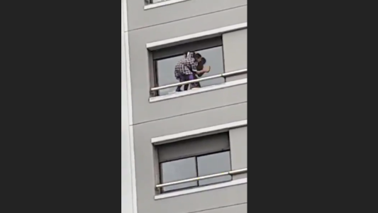 Una empleada arriesga su vida para limpiar los vidrios de un departamento