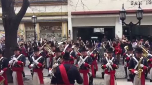 El Regimiento de Patricios tocó "Ji ji ji", el himno de los Redondos