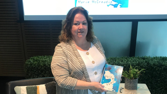 Se quedó muda a los 12 años y pensó que era un castigo de Dios: vomitó una moneda a los 25 y recuperó el habla