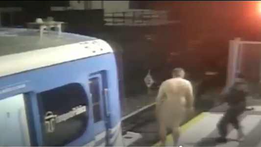 Insólito: un policía corre a hombre desnudo en el andén de Moreno