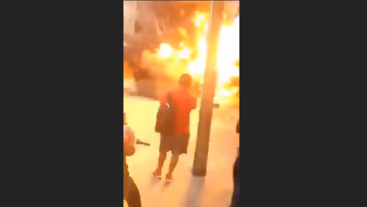 El momento de la explosión de un auto que deja cinco heridos