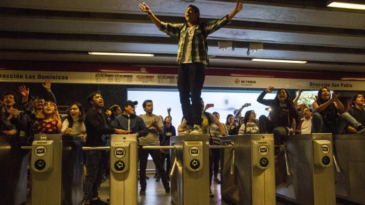 Fuertes protestas en Chile por la suba del subte