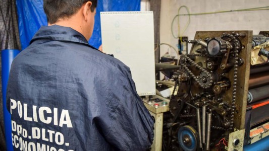 Córdoba: secuestran 4 millones de dólares falsos y desbaratan banda que los fabricaba