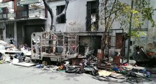 Quemaron la casa rodante de una familia en situación de calle
