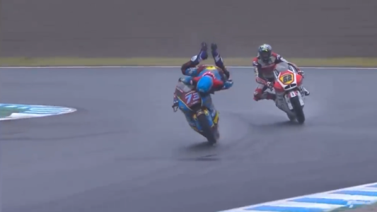 Piloto desafía la gravedad para evitar un accidente durante una carrera