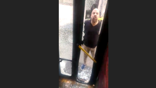 Taxista violento rompe la puerta de un colectivo a patadas
