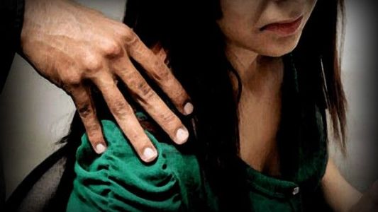 Un "fuerte abrazo" y el intento de besar a una subordinada puede ser abuso sexual