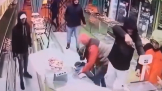 Siete delincuentes roban una panadería en segundos