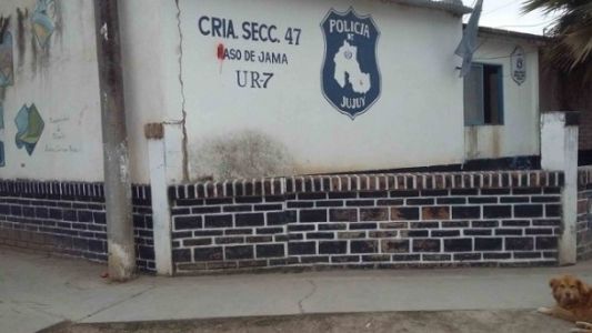 Tres presos se fugaron por la puerta principal de una comisaría