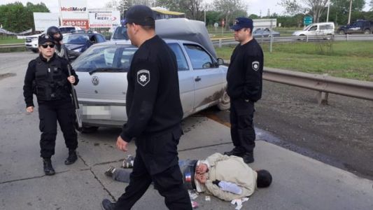 Robaron una farmacia, se escondieron en un cementerio donde despedían a un policía y los atraparon