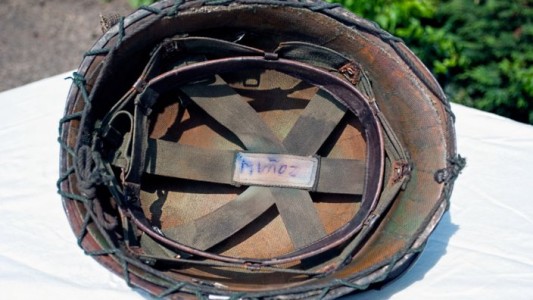 La historia del veterano de Malvinas que halló su casco 33 años después