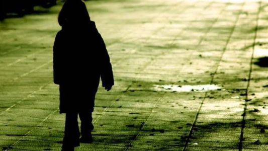 Encuentran caminando sola a una niña de 3 años que reside en un hogar de abrigo