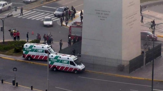 Intentó cumplir su sueño de subir al Obelisco, se asustó y tuvieron que rescatarlo