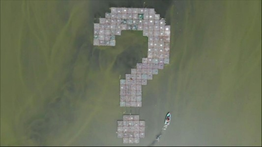 Tres millones de botellas de plástico flotando sobre el agua