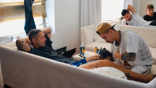 Marco Materazzi llegó para ver el Superclásico y se fue con un tatuaje de Boca