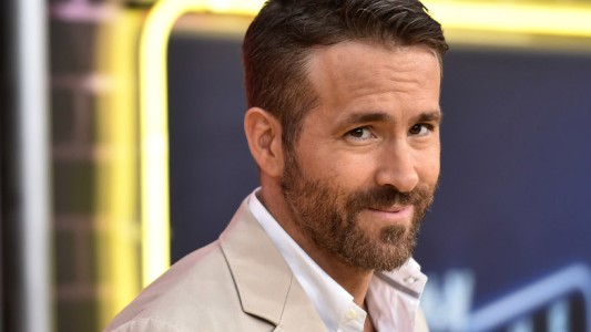Ryan Reynolds felicitó a Joaquin Phoenix con un póster por el éxito de "The Joker"