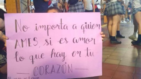 Dos chicas fueron sancionadas por darse un beso en el colegio