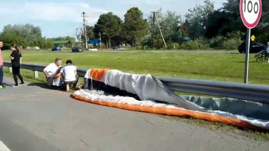 Luján: un parapentista cayó sobre la autopista y murió atropellado