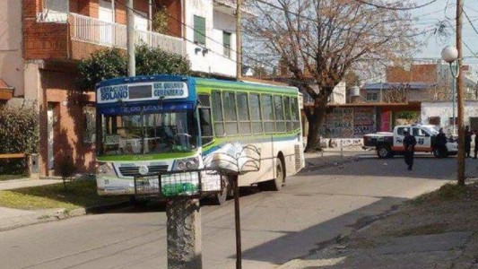 Bajó del colectivo, quedó enganchada a la puerta y murió aplastada