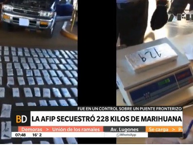 Detuvieron a dos hombres en un puente con 228 kilos de marihuana