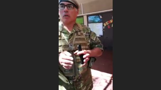Tenso cruce entre una joven con pañuelo verde y un gendarme en una escuela