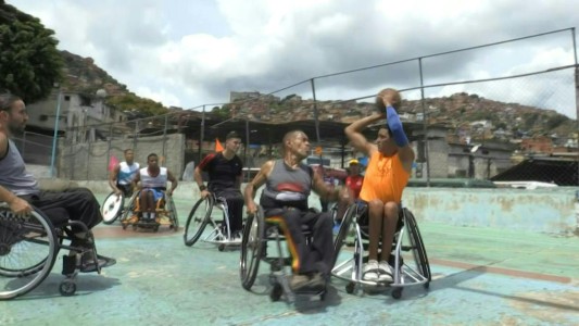 El básquet en silla de ruedas es una salida a la violencia en Caracas