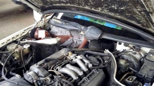 Trataron de entrar a España escondidos en el motor de un auto